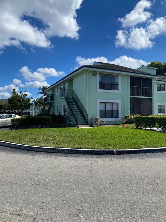 合同活跃: $1,580 (1 贝兹, 1 浴室, 595 平方英尺)