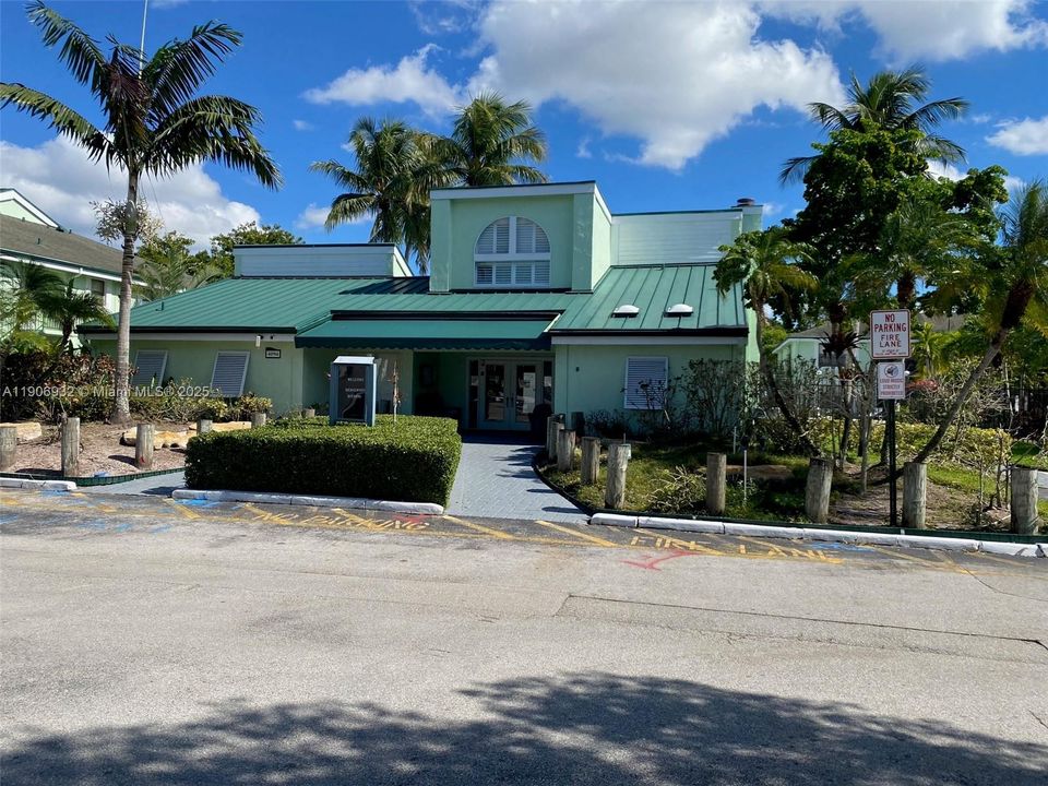 合同活跃: $1,580 (1 贝兹, 1 浴室, 595 平方英尺)