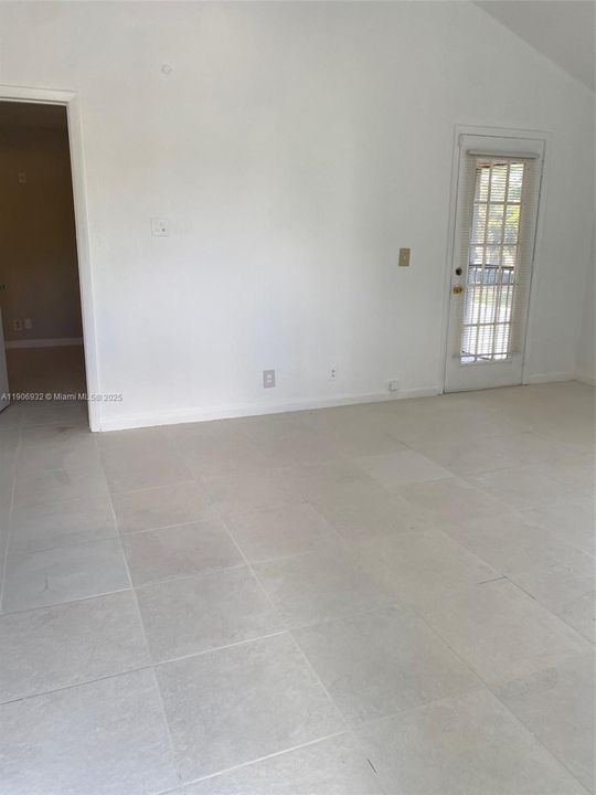 合同活跃: $1,580 (1 贝兹, 1 浴室, 595 平方英尺)