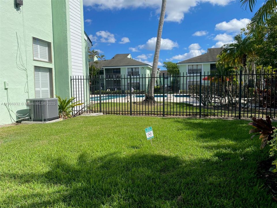 合同活跃: $1,580 (1 贝兹, 1 浴室, 595 平方英尺)