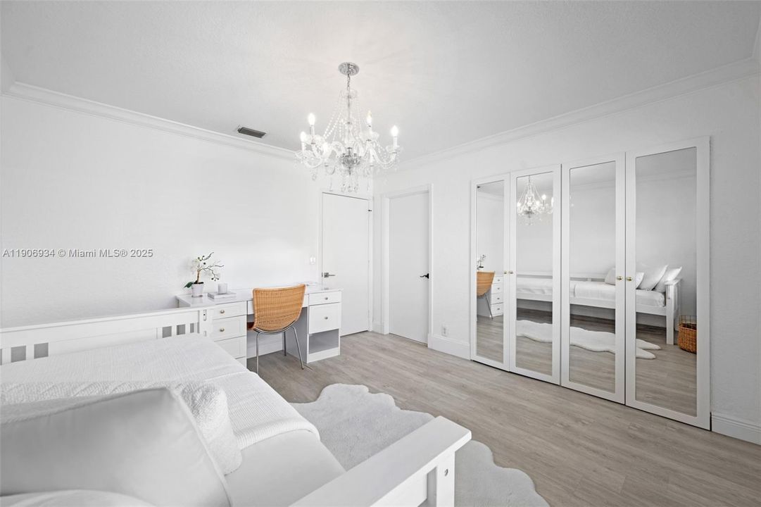 Под контрактом: $1,350,000 (5 спален, 4 ванн, 3421 Квадратных фут)