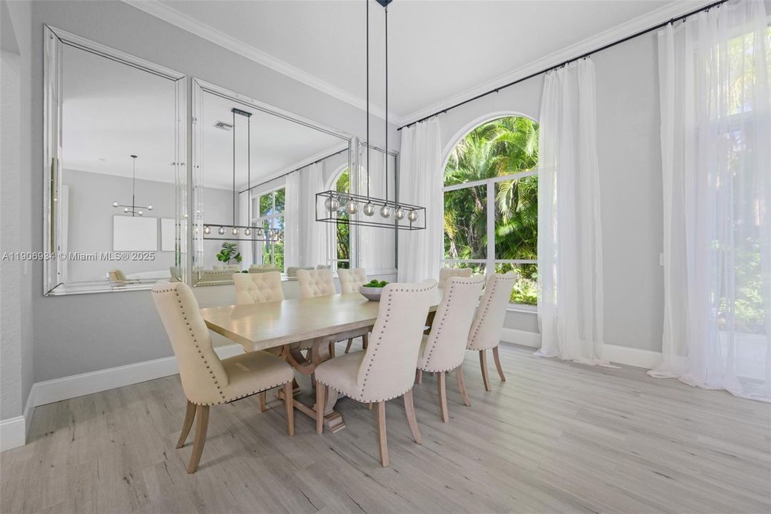 Под контрактом: $1,350,000 (5 спален, 4 ванн, 3421 Квадратных фут)