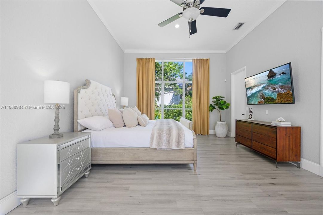 Под контрактом: $1,350,000 (5 спален, 4 ванн, 3421 Квадратных фут)