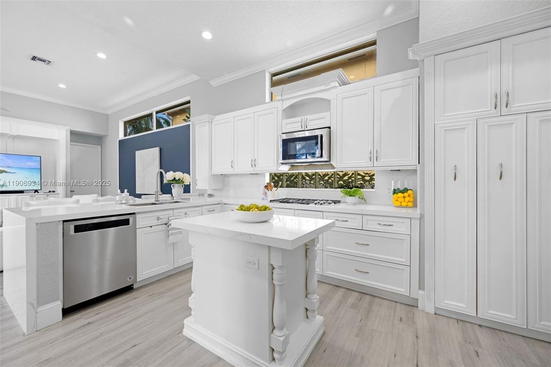 Под контрактом: $1,350,000 (5 спален, 4 ванн, 3421 Квадратных фут)