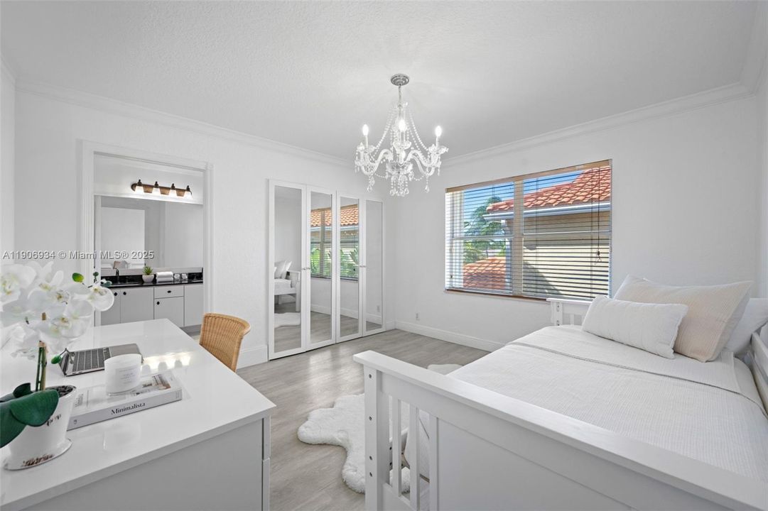 Под контрактом: $1,350,000 (5 спален, 4 ванн, 3421 Квадратных фут)