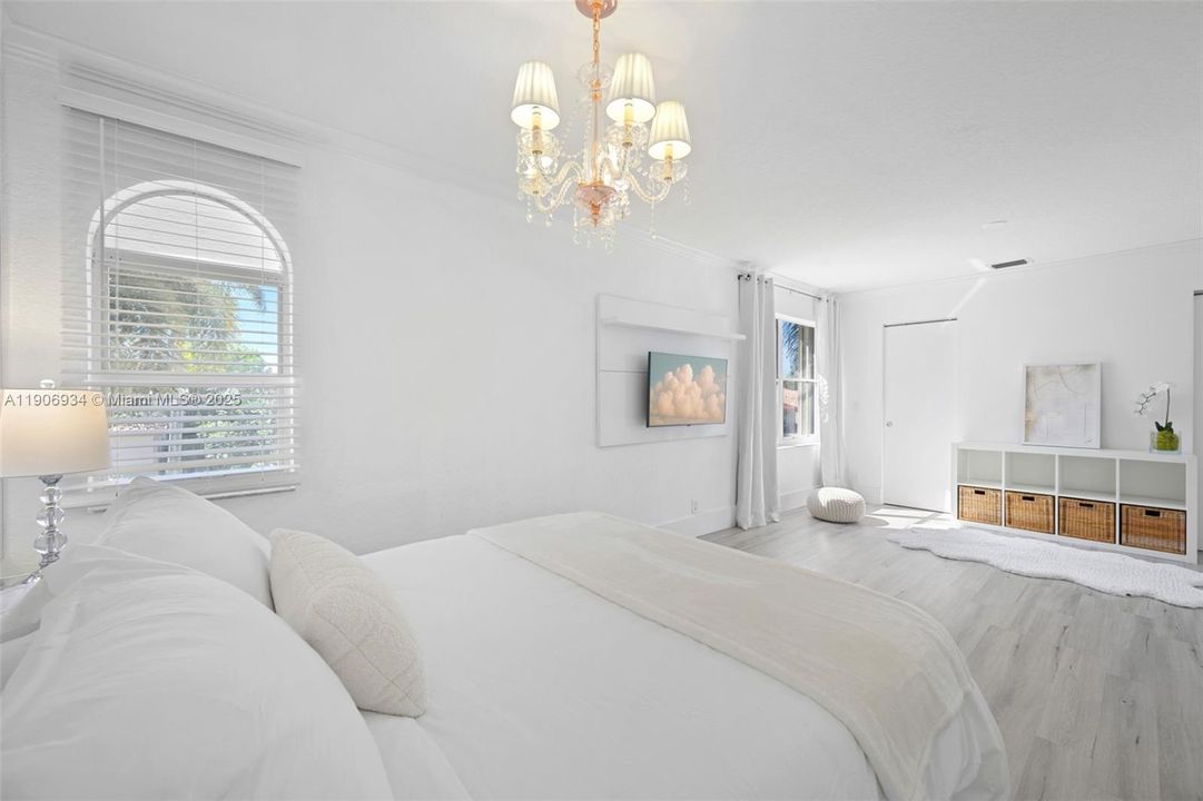 Под контрактом: $1,350,000 (5 спален, 4 ванн, 3421 Квадратных фут)