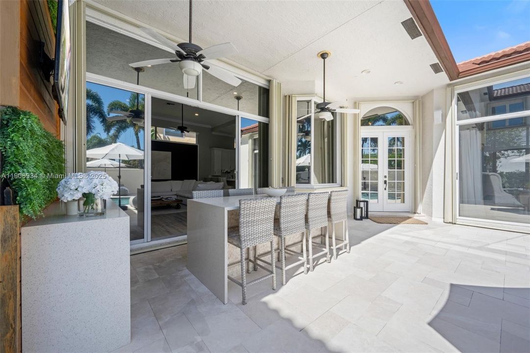 Под контрактом: $1,350,000 (5 спален, 4 ванн, 3421 Квадратных фут)