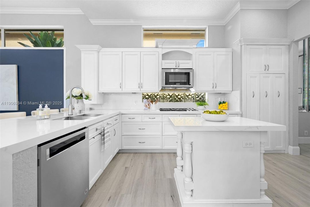 Под контрактом: $1,350,000 (5 спален, 4 ванн, 3421 Квадратных фут)