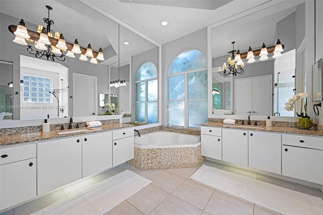 Под контрактом: $1,350,000 (5 спален, 4 ванн, 3421 Квадратных фут)