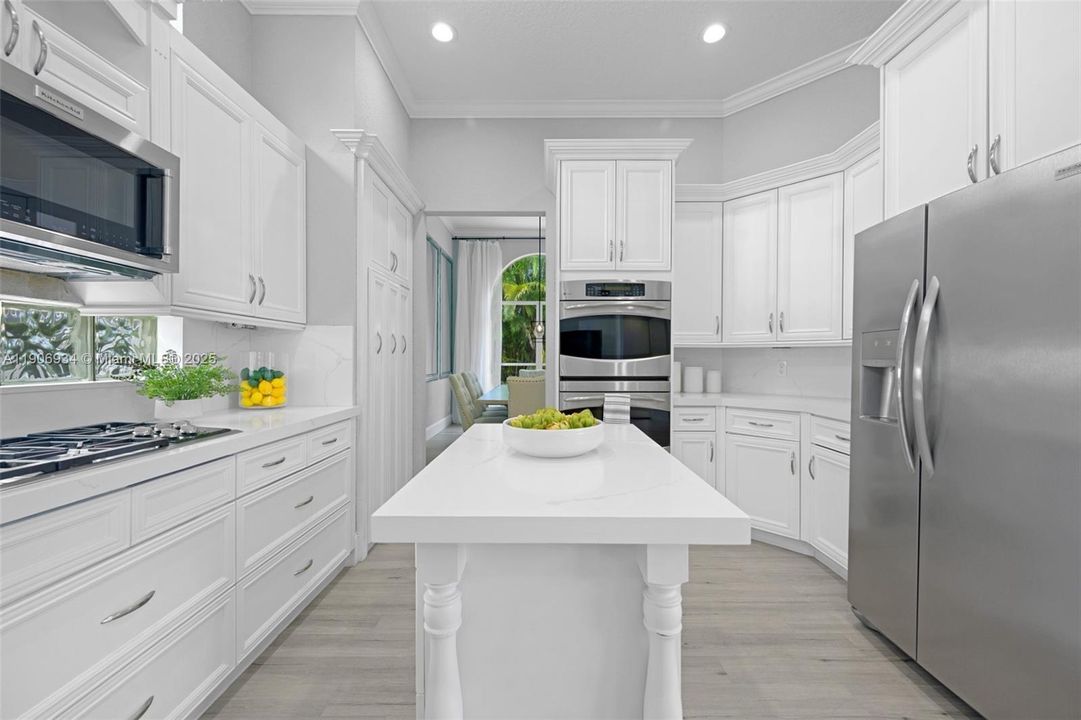 Под контрактом: $1,350,000 (5 спален, 4 ванн, 3421 Квадратных фут)