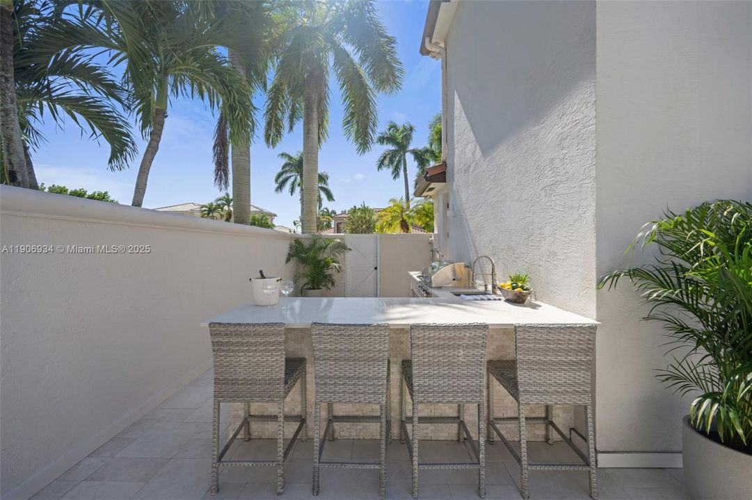 Outdoor summer kitchen w/ stainless appliances