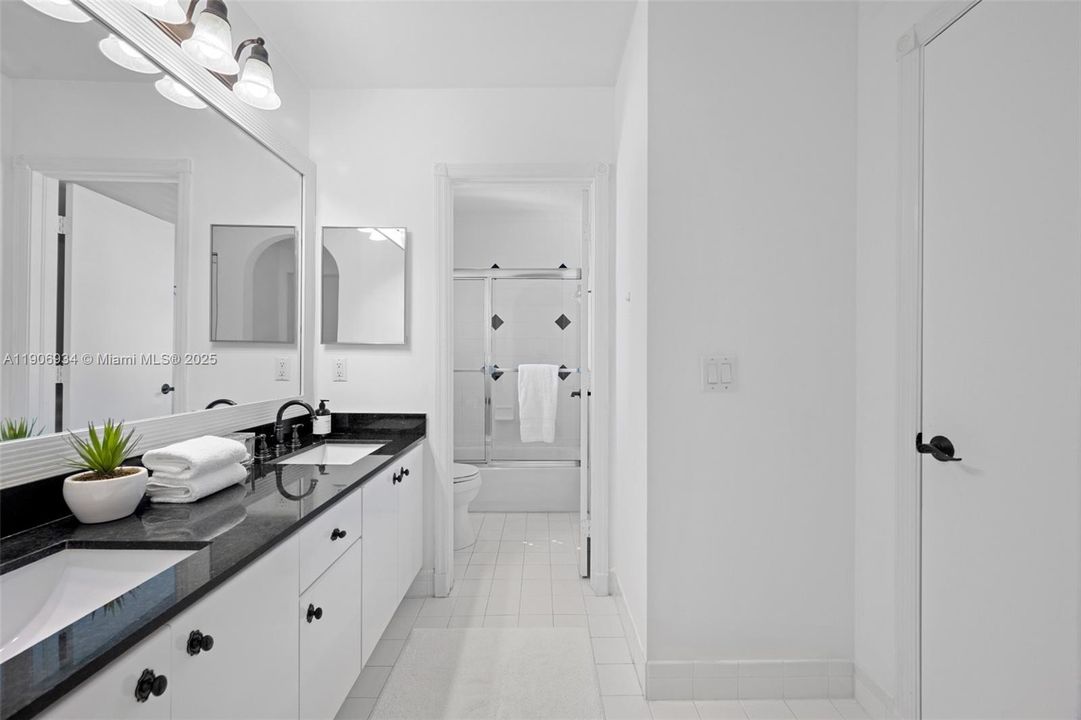 Под контрактом: $1,350,000 (5 спален, 4 ванн, 3421 Квадратных фут)