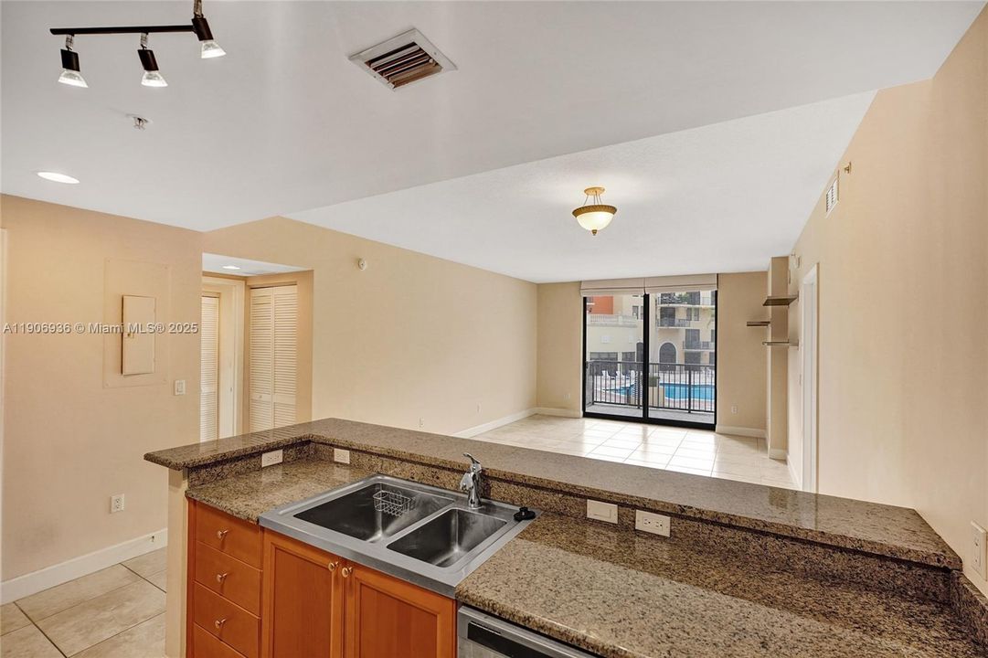 En Venta: $725,000 (2 camas, 2 baños, 1202 Pies cuadrados)