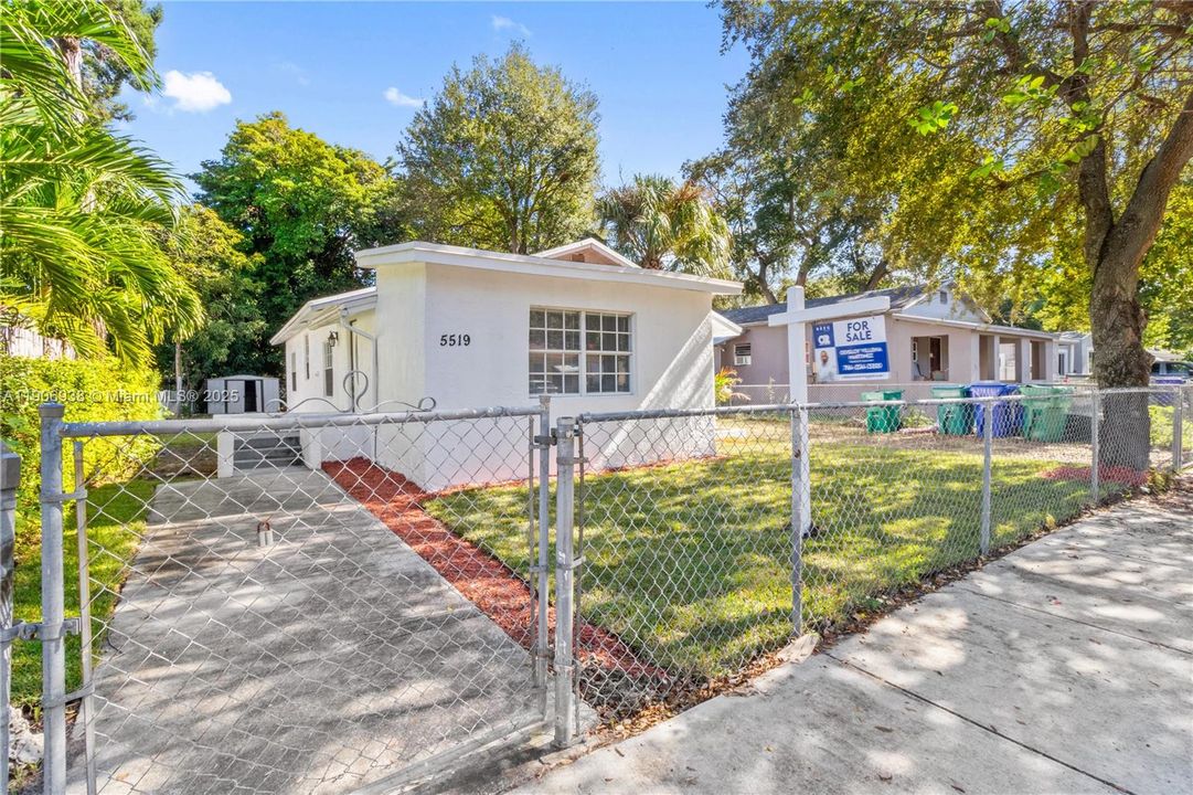 For Sale: $530,000 (3 beds, 2 baths, 1206 Square Feet)