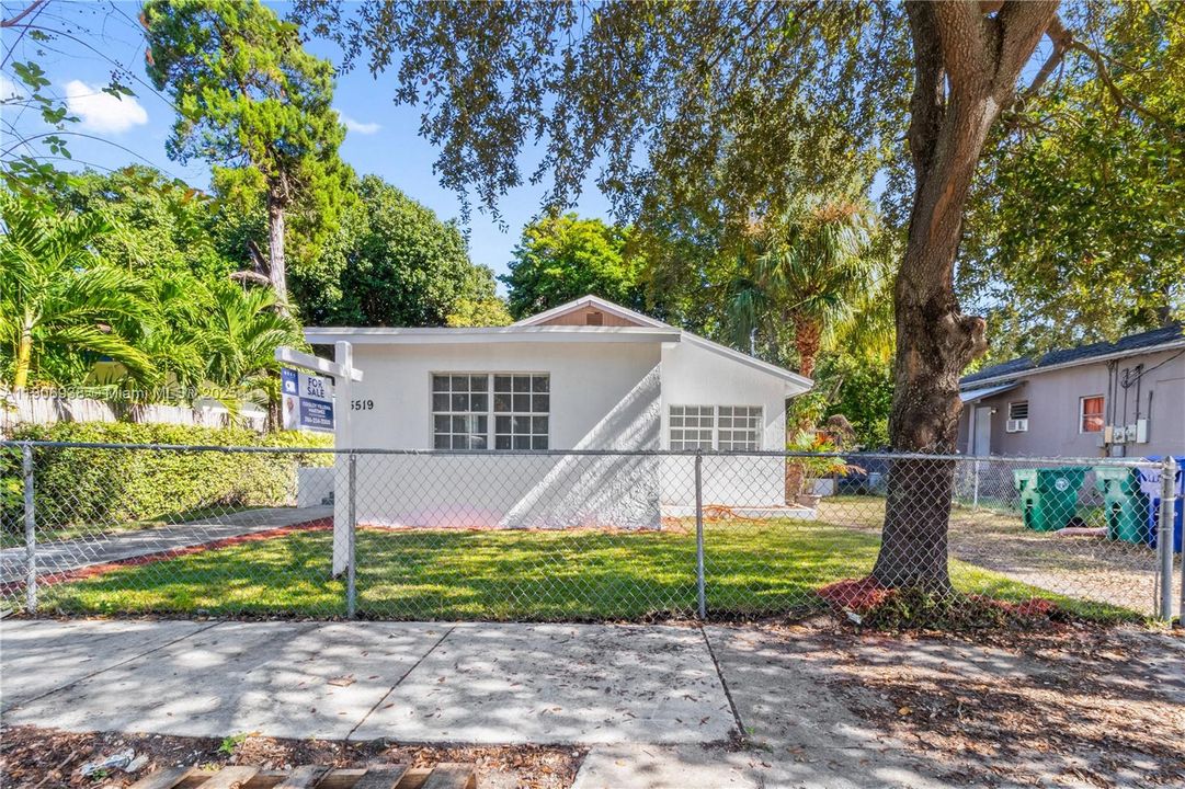 For Sale: $530,000 (3 beds, 2 baths, 1206 Square Feet)