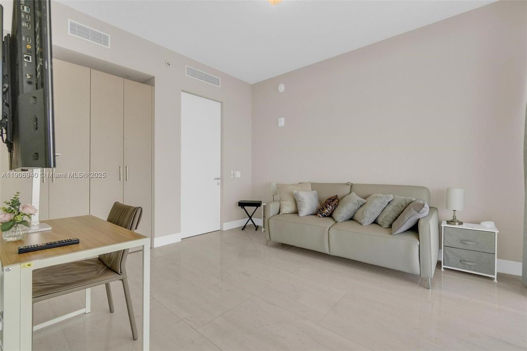 В аренду: $25,900 (3 спален, 5 ванн, 2468 Квадратных фут)