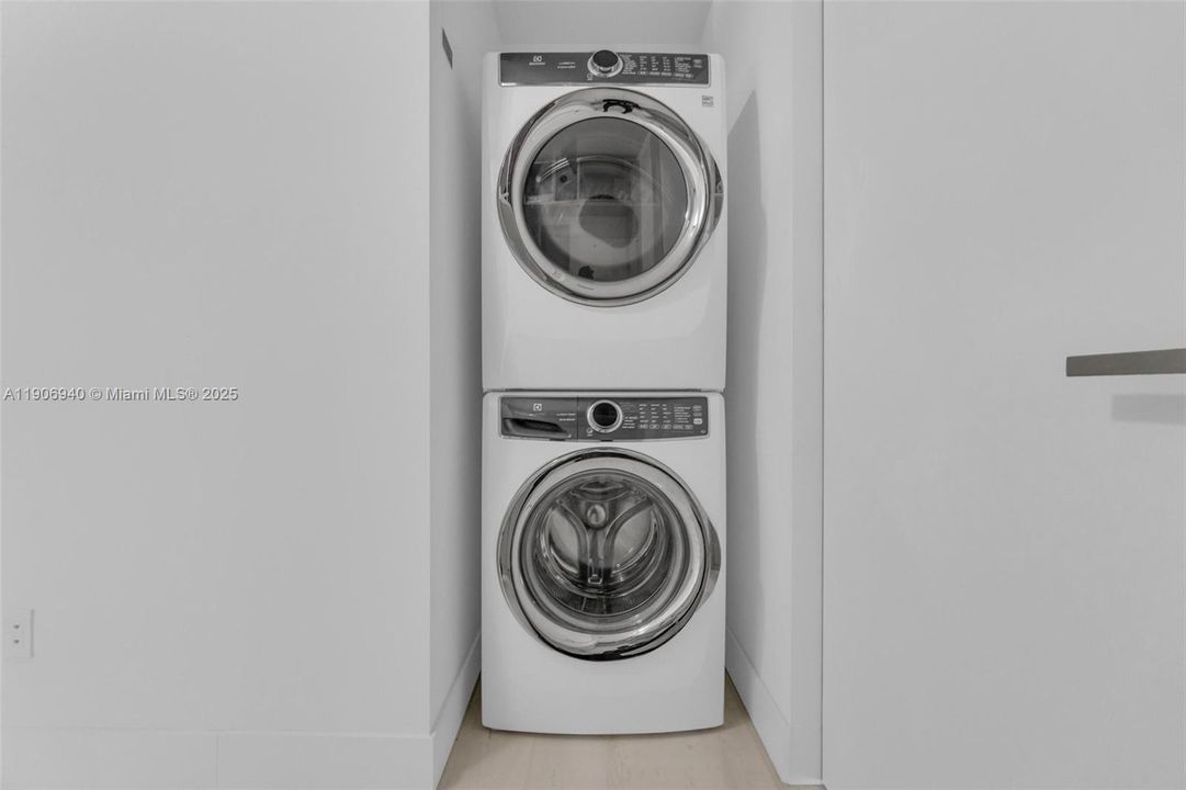 В аренду: $25,900 (3 спален, 5 ванн, 2468 Квадратных фут)