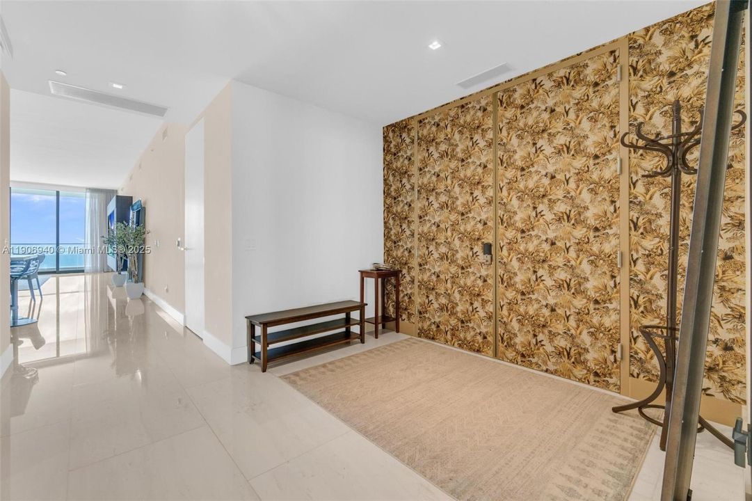 В аренду: $25,900 (3 спален, 5 ванн, 2468 Квадратных фут)