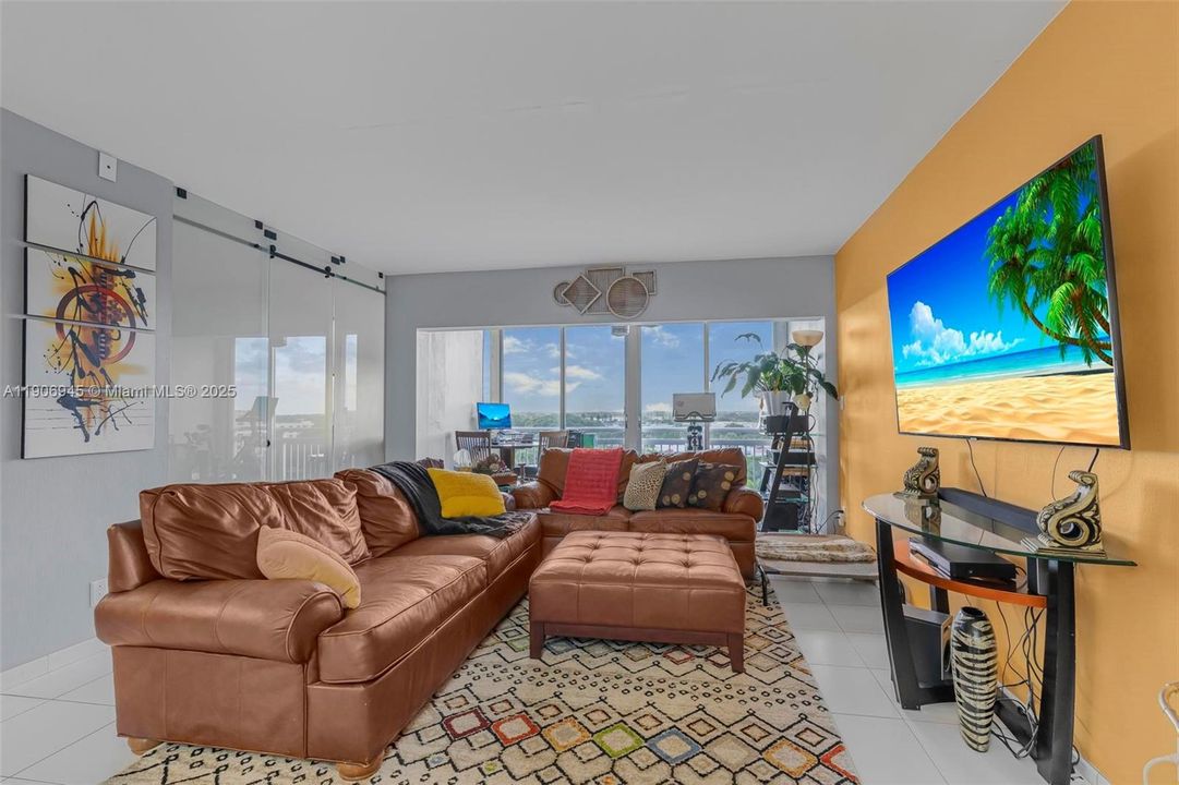 For Sale: $215,000 (2 beds, 2 baths, 1132 Square Feet)