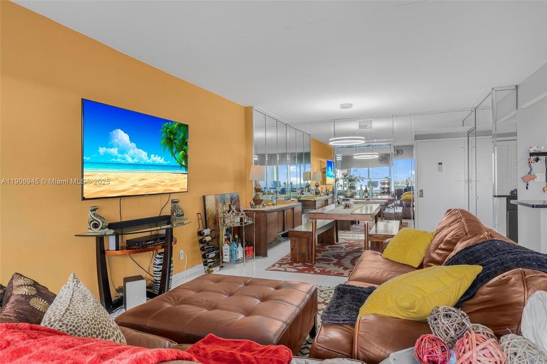 For Sale: $215,000 (2 beds, 2 baths, 1132 Square Feet)