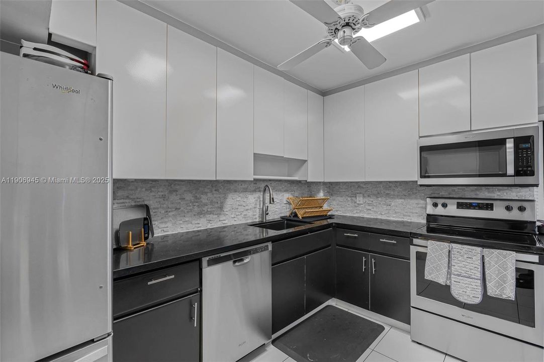 For Sale: $215,000 (2 beds, 2 baths, 1132 Square Feet)