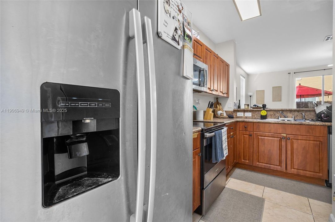 На продажу: $379,000 (3 спален, 2 ванн, 1325 Квадратных фут)