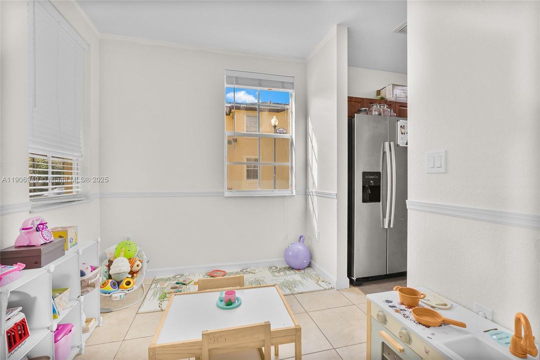 На продажу: $379,000 (3 спален, 2 ванн, 1325 Квадратных фут)