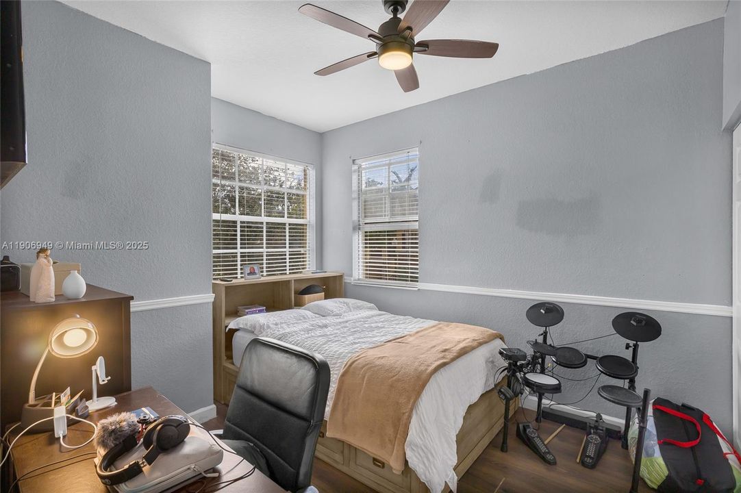 На продажу: $379,000 (3 спален, 2 ванн, 1325 Квадратных фут)