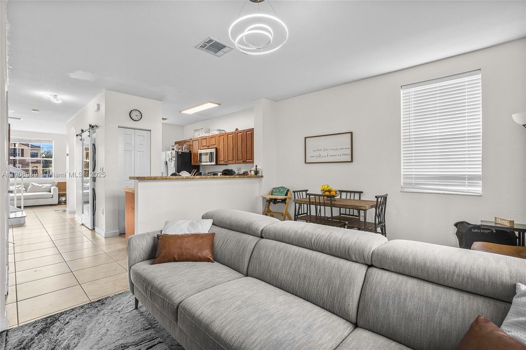 На продажу: $379,000 (3 спален, 2 ванн, 1325 Квадратных фут)