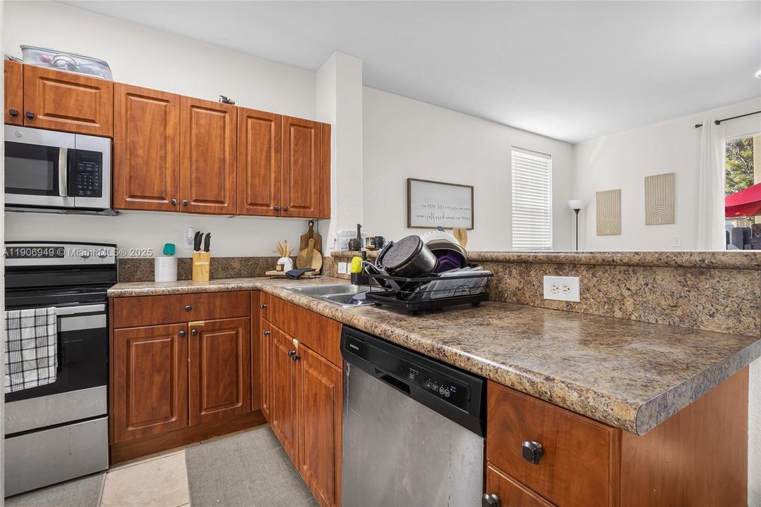 На продажу: $379,000 (3 спален, 2 ванн, 1325 Квадратных фут)