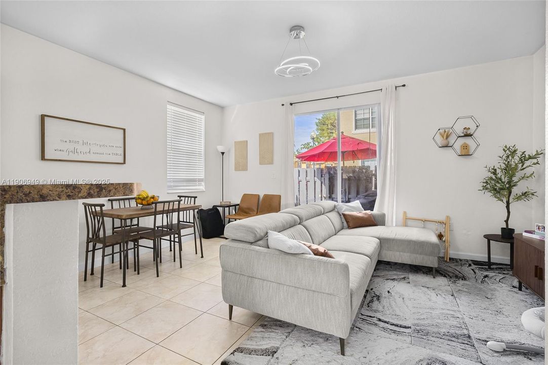 На продажу: $379,000 (3 спален, 2 ванн, 1325 Квадратных фут)