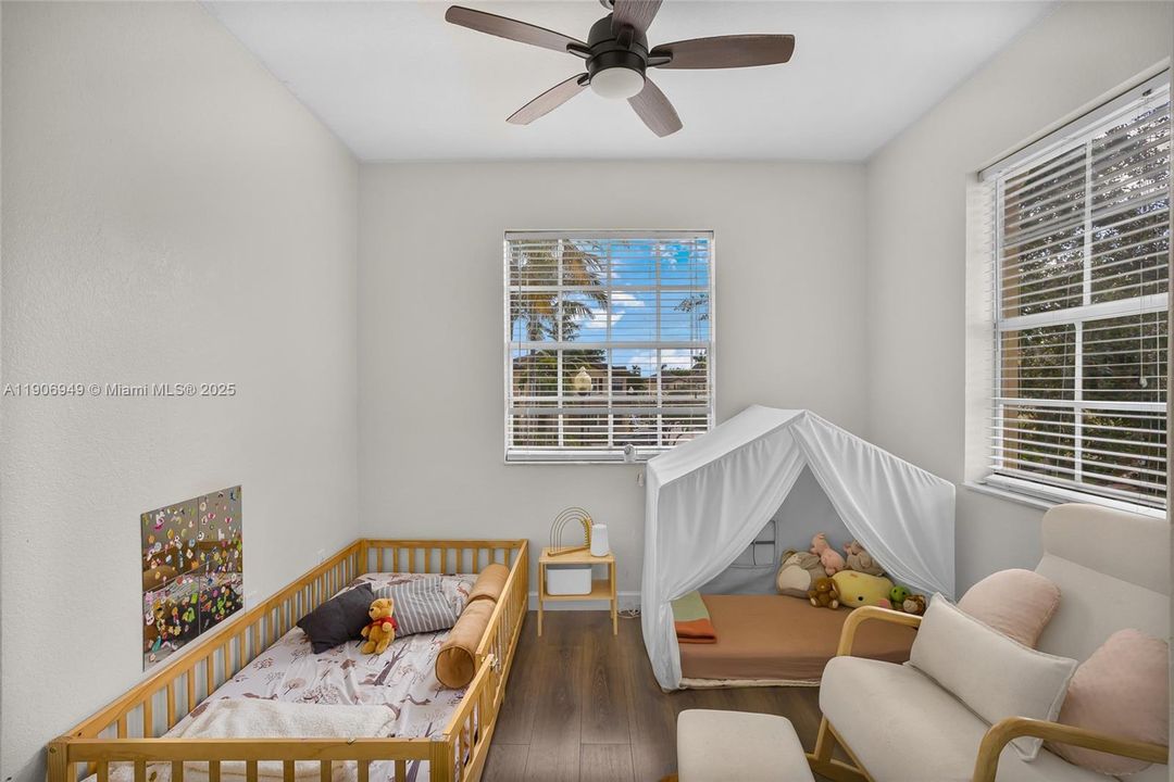 На продажу: $379,000 (3 спален, 2 ванн, 1325 Квадратных фут)