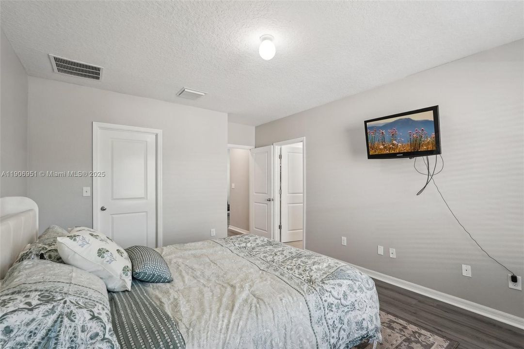 出租: $2,000 (3 贝兹, 2 浴室, 0 平方英尺)