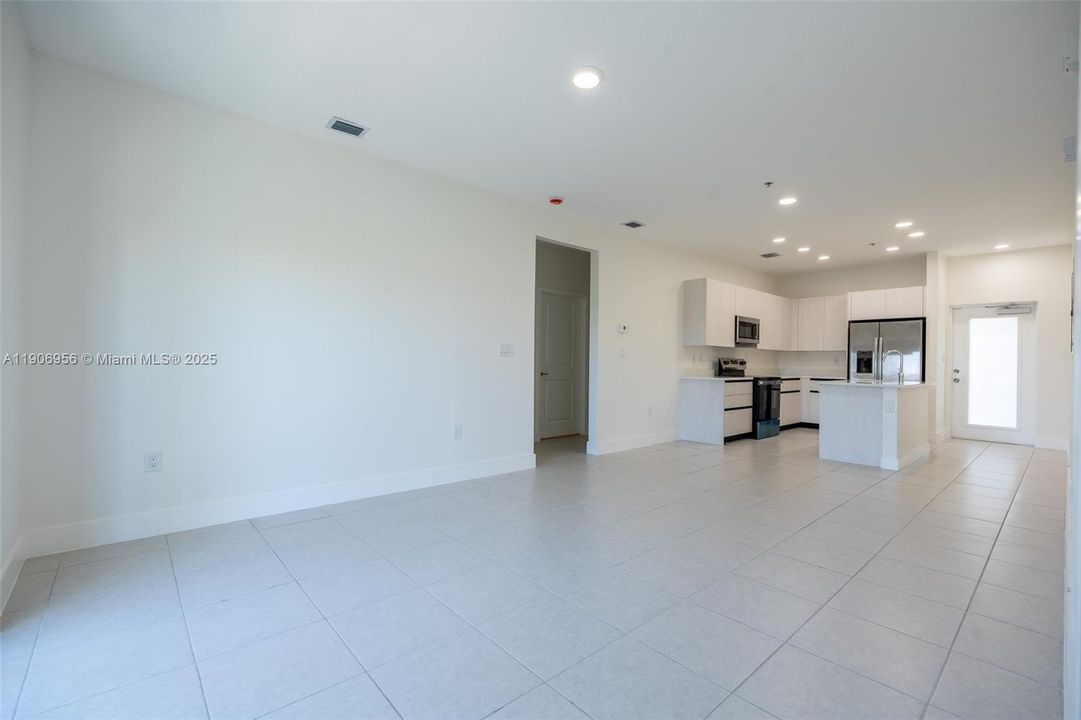 For Rent: $3,400 (3 beds, 2 baths, 1129 Square Feet)