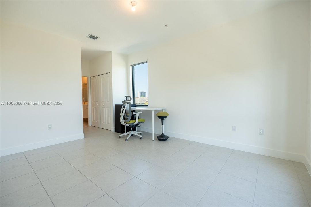 For Rent: $3,400 (3 beds, 2 baths, 1129 Square Feet)