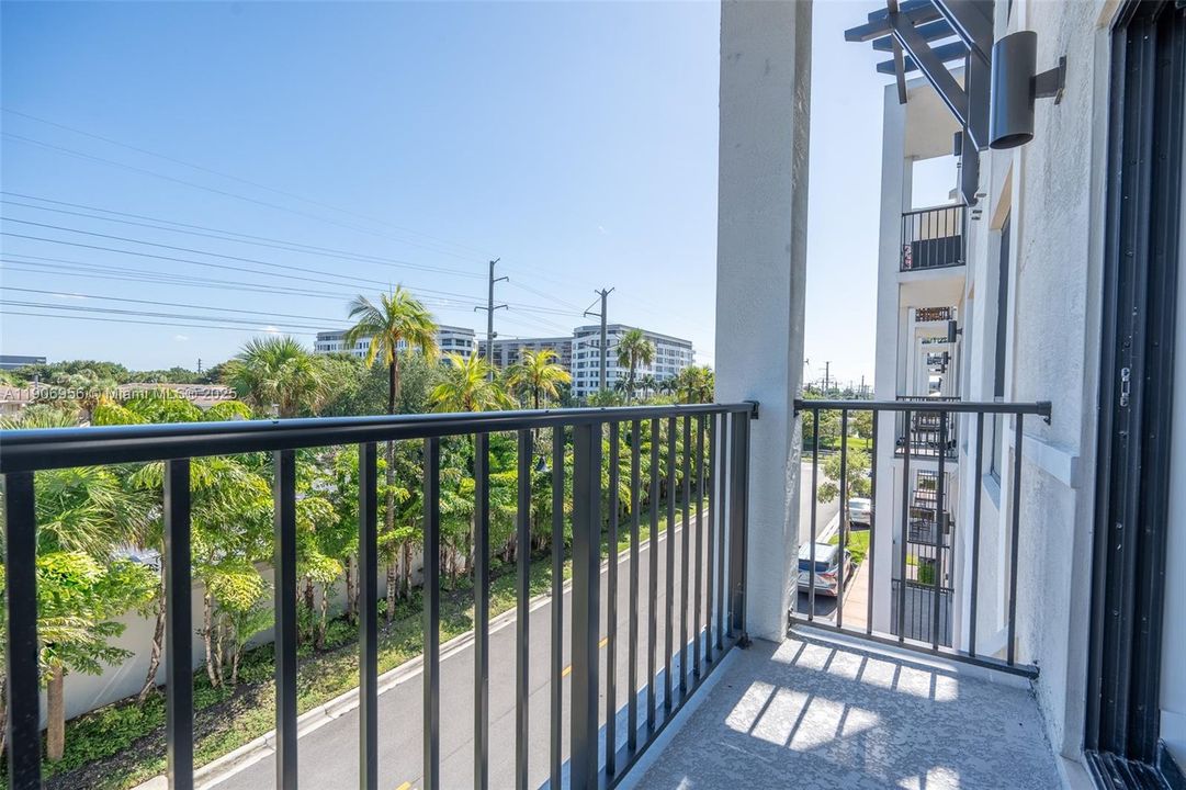 For Rent: $3,400 (3 beds, 2 baths, 1129 Square Feet)