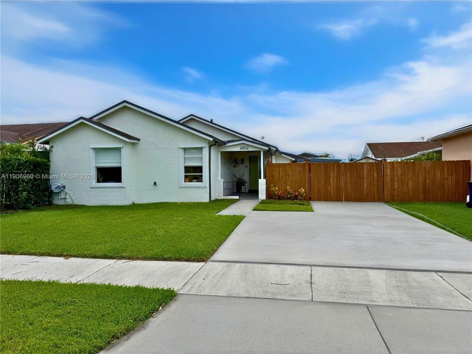 出租: $3,100 (3 贝兹, 1 浴室, 1430 平方英尺)