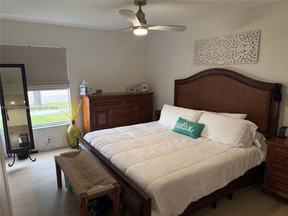 出租: $3,100 (3 贝兹, 1 浴室, 1430 平方英尺)