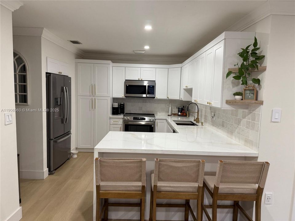 出租: $3,100 (3 贝兹, 1 浴室, 1430 平方英尺)