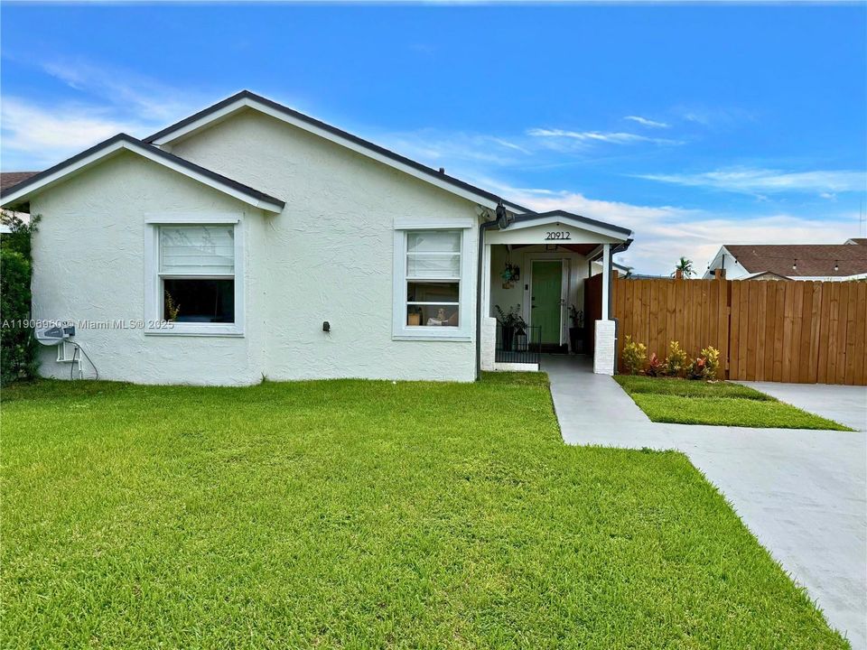 出租: $3,100 (3 贝兹, 1 浴室, 1430 平方英尺)