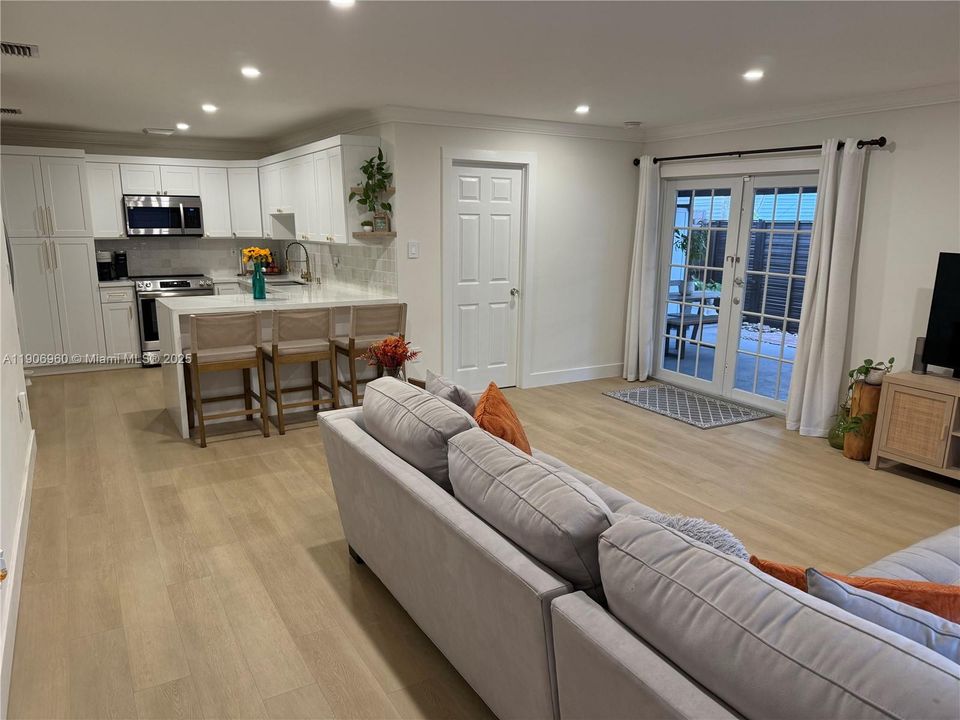 出租: $3,100 (3 贝兹, 1 浴室, 1430 平方英尺)