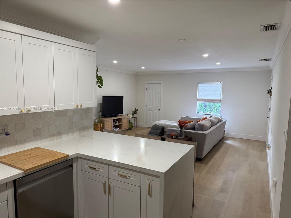 出租: $3,100 (3 贝兹, 1 浴室, 1430 平方英尺)