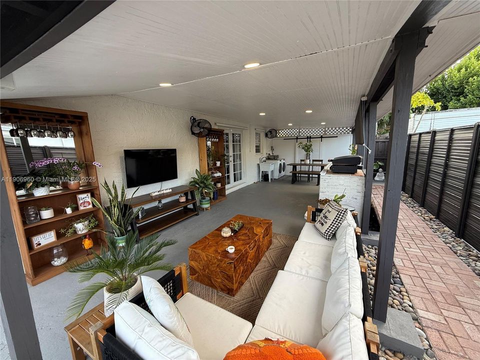 出租: $3,100 (3 贝兹, 1 浴室, 1430 平方英尺)