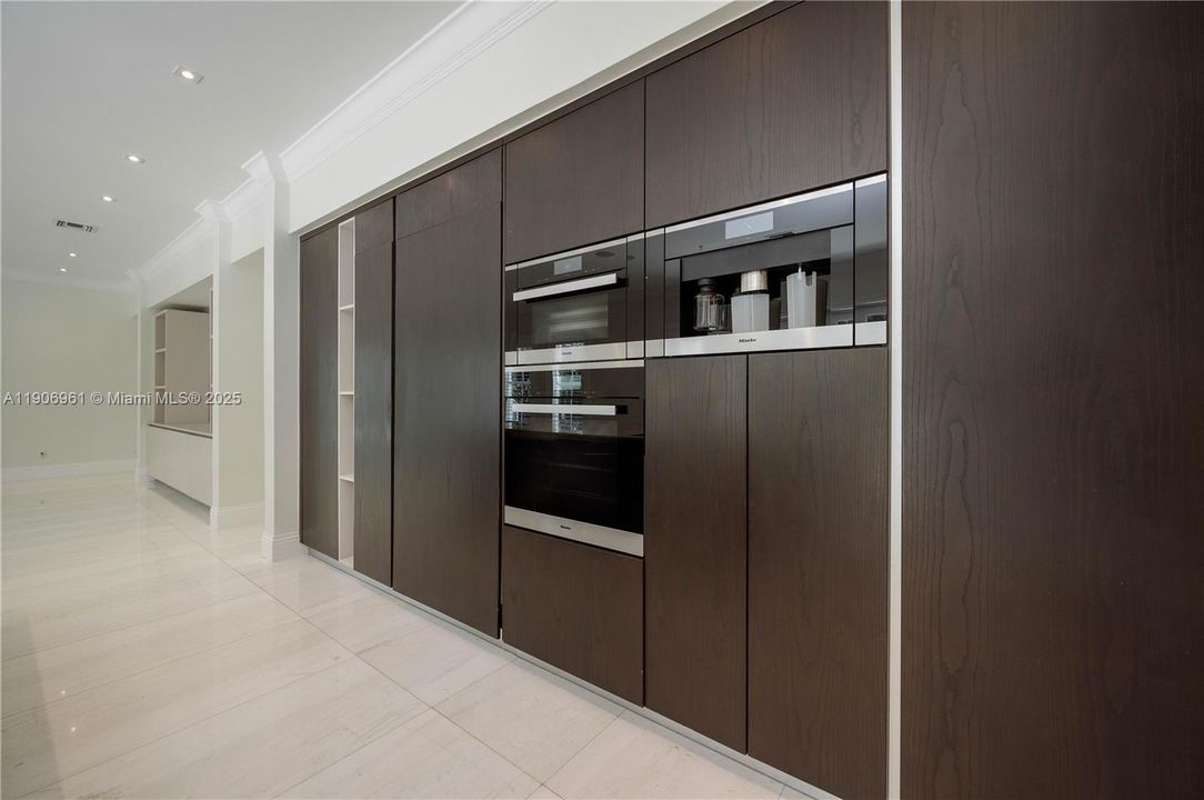 For Sale: $6,400,000 (7 beds, 6 baths, 5616 Square Feet)