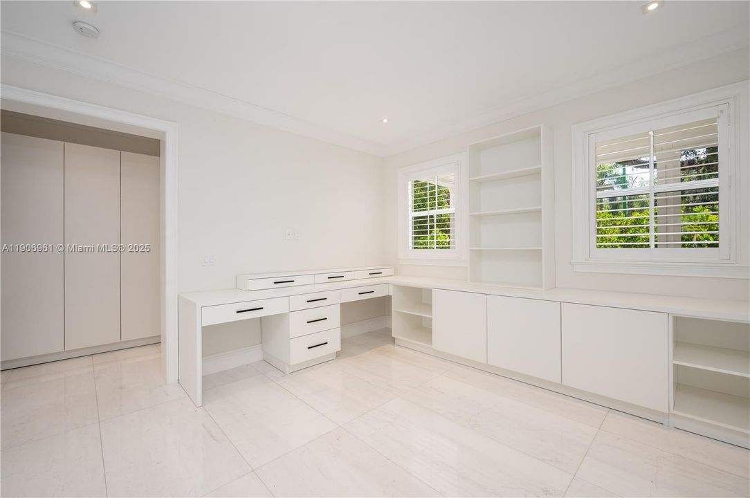 For Sale: $6,400,000 (7 beds, 6 baths, 5616 Square Feet)