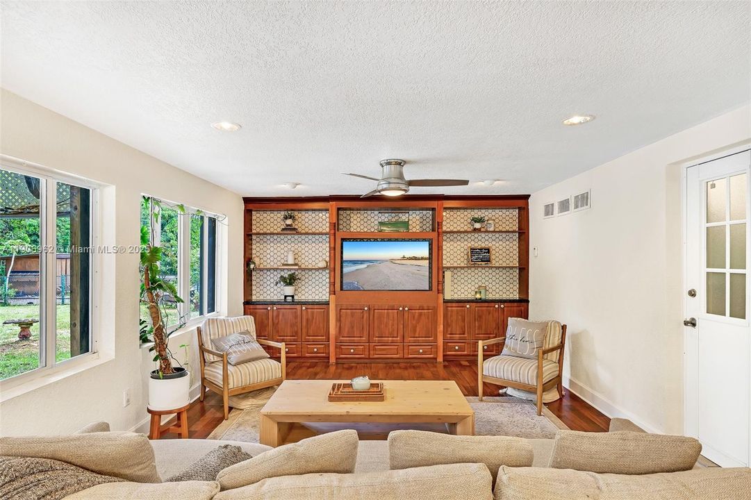 合同活跃: $1,650,000 (5 贝兹, 3 浴室, 2872 平方英尺)