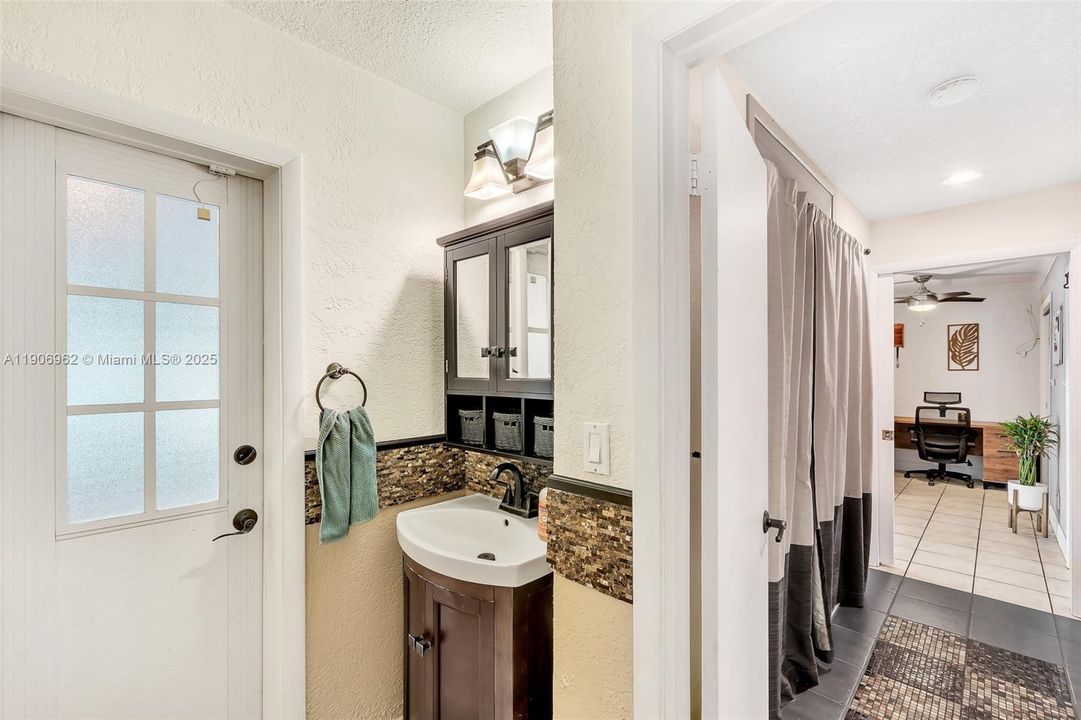 合同活跃: $1,650,000 (5 贝兹, 3 浴室, 2872 平方英尺)