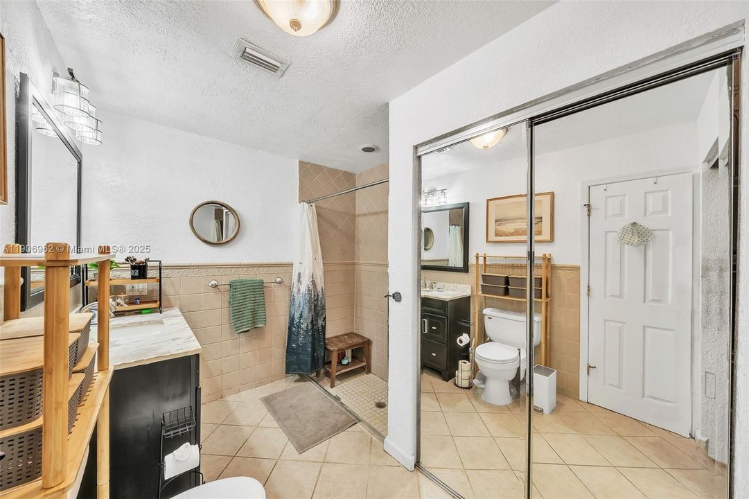 合同活跃: $1,650,000 (5 贝兹, 3 浴室, 2872 平方英尺)