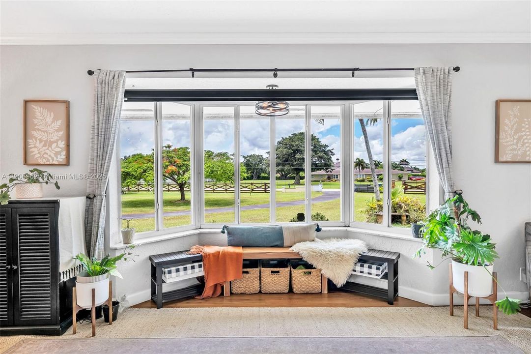 合同活跃: $1,650,000 (5 贝兹, 3 浴室, 2872 平方英尺)