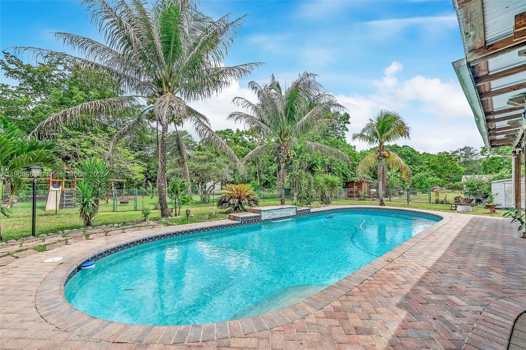 合同活跃: $1,650,000 (5 贝兹, 3 浴室, 2872 平方英尺)